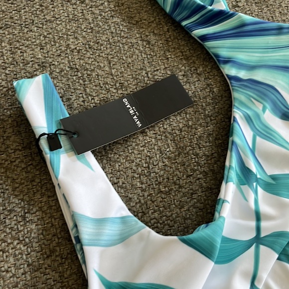 NWT⚠️⚠️ VAYA ISLAND BIKINI TOP - Picture 3 of 4